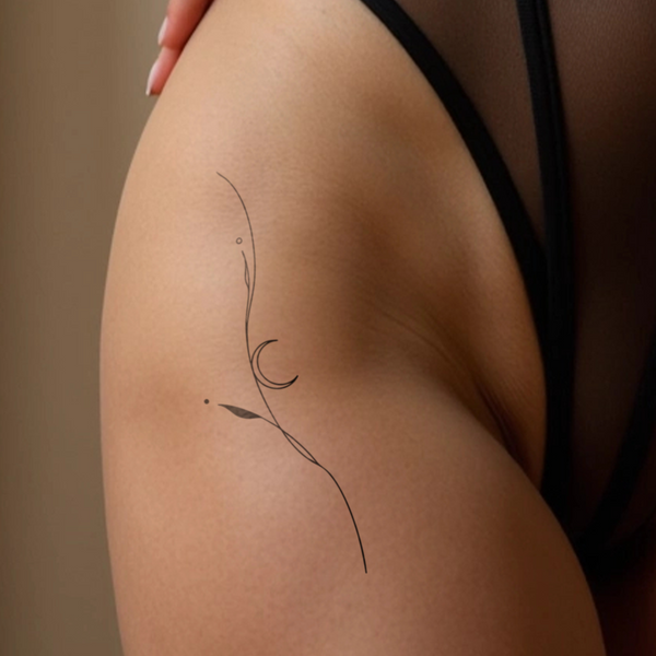 filigrane Pflanze mit Mond Tattoo