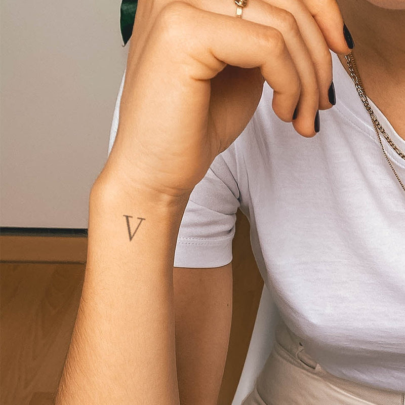 "V" 2-Week-Tattoo